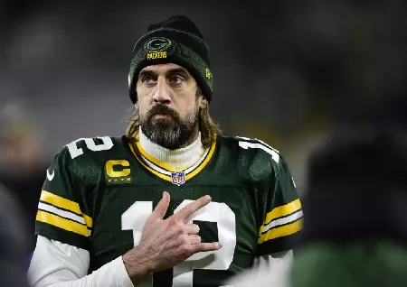 Aaron Rodgers' tweet makes surprise after breaking the silence