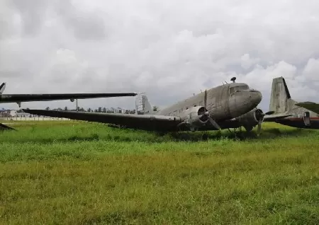 Biju Patnaik plane is moved in three trucks a large crowd gathers