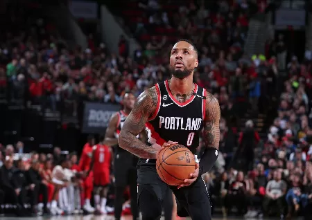 Damian Lillard scores career-best 71 points in Trail Blazers' win over Rockets