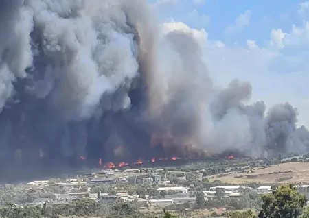 Port Lincoln residents issued emergency warning for uncontrolled bushfire