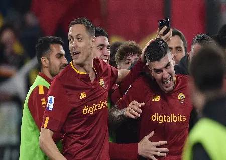 Roma's Mancini defeats Juventus 1-0 with a long range goal