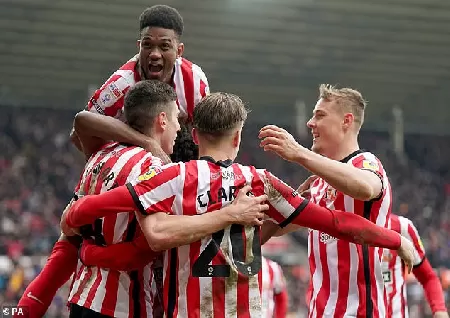 Ross Stewart and Amad Diallo were on target as Sunderland overcame 10-man Middlesbrough