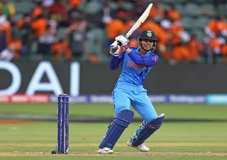 Smriti Mandhana shines as India qualifies to the Women's T20 World Cup semifinals