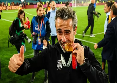 Spain Women's Coach Celebrates Alone, Faces Crowd's Booing