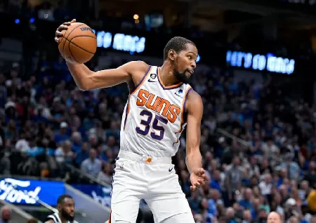 Suns star Kevin Durant makes his home start with 16 points