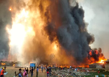 The Rohingya refugee camp in Bangladesh is destroyed by fire, displacing thousands of people