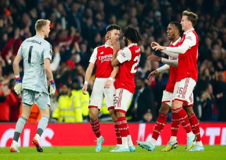 Image of Arsenal players celebrate after scoring a goal against Zurich in the Europa League.