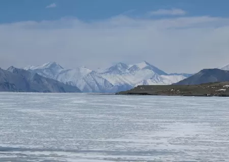 Image of Joggers Run In Half Marathon Across Ladakhs Frozen Lake